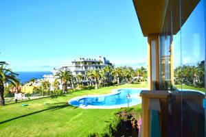 Blick auf ein Resort mit Pool und Meer in der Unterkunft Vista Mar Azul elegante y acogedor in Santa Úrsula