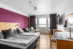 een hotelkamer met een bed en een bank bij Hotel Ullinge in Eksjö