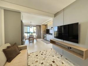 sala de estar con TV de pantalla plana grande en 200 - Belíssimo apto Vista Mar sendo 02 suítes, en Bombinhas