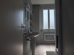 La salle de bains est pourvue d'un lavabo et d'une fenêtre. dans l'établissement Gîte communal Le Vintrou 2, à Le Vintrou