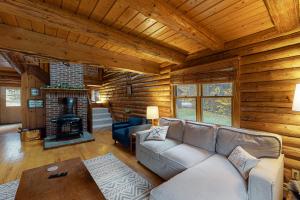 sala de estar con sofá y chimenea en Hartland Cabin en Hartland