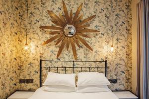 sypialnia z łóżkiem z zegarem na ścianie w obiekcie Crown Hotel w mieście Stamford
