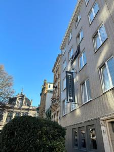 un edificio con un cartello sul lato di Beaux ARTS ad Anversa