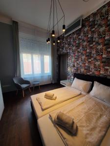 een slaapkamer met een groot bed in een kamer bij Treestyle Superior Rooms in Boedapest