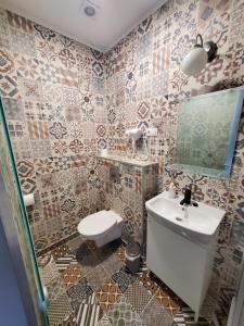 een badkamer met een wastafel en een toilet bij Treestyle Superior Rooms in Boedapest