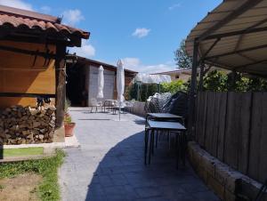 patio con sedie, tavolo e recinzione di Alarpe Aterpetxea a Zaldibia