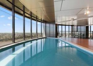 een zwembad met uitzicht op de stad bij Amazing 2 Bedroom in CBD! in Brisbane