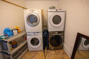 due lavatrici e lavatrice e asciugatrice in una stanza di Casa Verde Hotel a Rincon