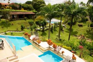 widok z powietrza na ośrodek z basenem w obiekcie Finca Hotel Loma Verde w mieście Quimbaya
