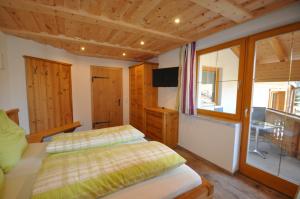 מיטה או מיטות בחדר ב-Apartment Lacklhof