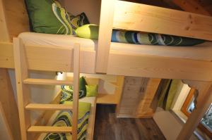 Palanda nebo palandy na pokoji v ubytování Apartment Lacklhof