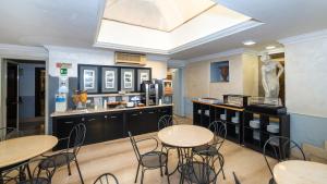 a restaurant with tables and chairs in a room at HOTEL CENTER 2 in Rome