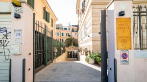 eine Gasse in einer Stadt mit Gebäuden in der Unterkunft HOTEL CENTER 2 in Rom