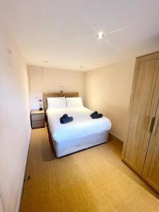 1 dormitorio con 1 cama blanca grande en una habitación en Richmond House (9A) by Staytor Accommodation en Exeter