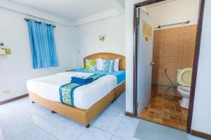um quarto com uma cama e uma casa de banho com um WC em Your Home AYUTTHAYA ยัวร์โฮม em Phra Nakhon Si Ayutthaya