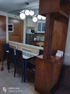 a kitchen and dining room with a table and chairs at Pasay Condotel Near Resorts World & Airport in Manila