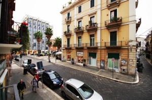 een groep auto's geparkeerd in een stadsstraat bij Piazzetta Santa Barbara in Bari