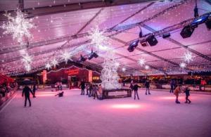 a group of people skating on an ice rink at Marshmallow in Liège