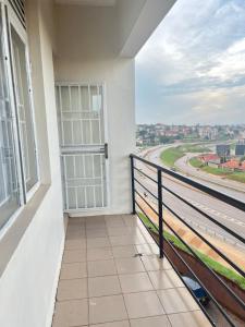 uma varanda de um edifício com vista para uma rua em Le Vert Homes em Kampala