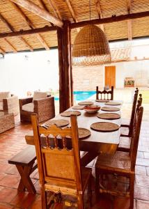 een eetkamer met een tafel met stoelen en een tafel bij Casa Santo Domingo Guadalupe Santander in Guadalupe