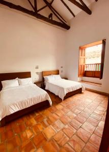 سرير أو أسرّة في غرفة في Casa Santo Domingo Guadalupe Santander