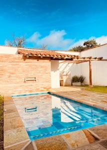 uma piscina em frente a uma casa em Casa Santo Domingo Guadalupe Santander em Guadalupe