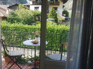 einen Balkon mit einem Tisch und einem Glas Wein in der Unterkunft CASA CHANOUX - cir 0001 Hone in Hone