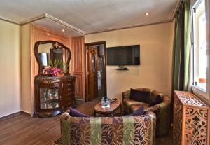 uma sala de estar com um sofá e uma mesa em Résidence Ifrane Palace em Ifrane