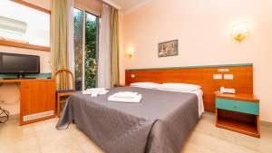 1 dormitorio con 1 cama con toallas en Hotel Center 1 en Roma