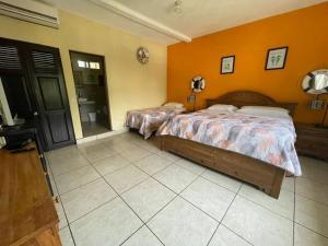 Säng eller sängar i ett rum på Casa Los Cocos Monterrico
