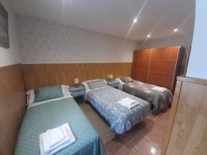 Cette chambre comprend 3 lits. dans l'établissement Descanso en Babia, à Torrebarrio