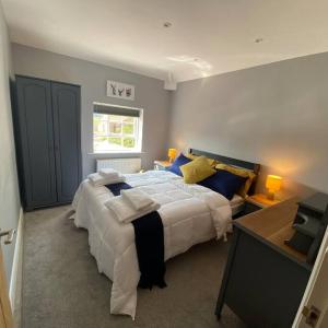 a bedroom with a large bed and a window at Stylish 1st Floor flat Free Parking 2mins from Junction 48A1m in Boroughbridge