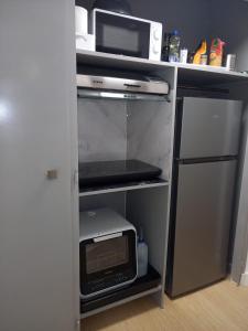 Kuchyň nebo kuchyňský kout v ubytování Chez Isa, espace prive, 1ou 2 chambres, terrasse et jardin, entrée autonome, sdb et mini cuisine partagées entre les 2 chambres