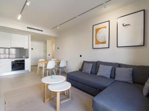 een woonkamer met een bank en een tafel bij VV Arenas de Guanarteme "by henrypole home" in Las Palmas de Gran Canaria