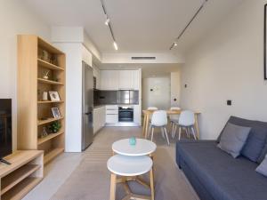 ein Wohnzimmer mit Sofa und Tisch in der Unterkunft VV Arenas de Guanarteme "by henrypole home" in Las Palmas de Gran Canaria