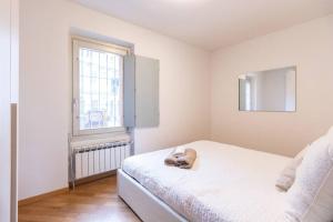 een hond op een bed in een slaapkamer bij Alessia's Flat- Zanica in Bergamo