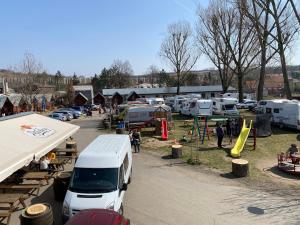 un parcheggio con un furgone bianco parcheggiato accanto alle tende di Formanka Hotel & Camp a Hustopeče