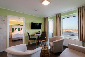 ein Hotelzimmer mit einem Bett, einem Tisch und Stühlen in der Unterkunft Insulaner Ferienwohnungen in Helgoland