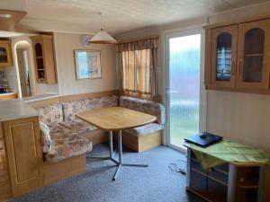 un piccolo soggiorno con tavolo e divano di Formanka Hotel & Camp a Hustopeče