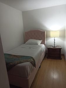سرير أو أسرّة في غرفة في 201 Hermoso apartamento con ubicación cercana al aeropuerto