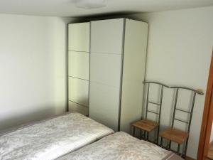 アールベックにあるFerienhaus _Edith_のベッドルーム1室(ベッド1台、白いキャビネット付)