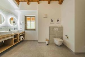 Koupelna v ubytování Dachstein West Apartment T4 + 14 fotografií