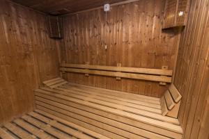 a wooden sauna with two benches in a wooden practition at Hotel Eurosol Leiria & Jardim in Leiria