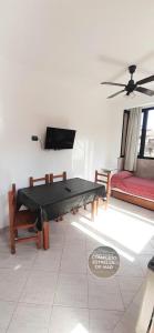 ein Wohnzimmer mit einem Tisch und einem Sofa in der Unterkunft Apart Hotel Complejo Estrella de Mar in San Bernardo