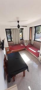 Kleines Zimmer mit 2 Betten und einem Tisch in der Unterkunft Apart Hotel Complejo Estrella de Mar in San Bernardo