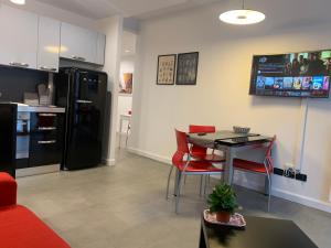 a living room with a table and a kitchen at CasaBella Inalpi Arena in Turin