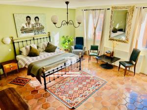 a bedroom with a bed and a table and chairs at La Chambre Spa la maison Searle à Tourtour in Tourtour