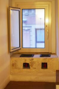 okno w pokoju z kamiennym grotem w obiekcie Piazzetta Santa Barbara w mieście Bari