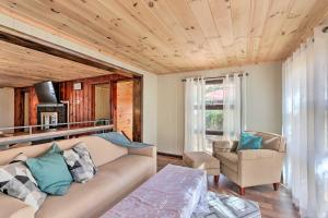 uma sala de estar com um sofá e duas cadeiras em Cozy Getaway Less Than 1 Mi to Cowans Gap State Park! 