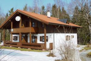 レーゲンにあるHaus-am-Waldの茶色と白の家